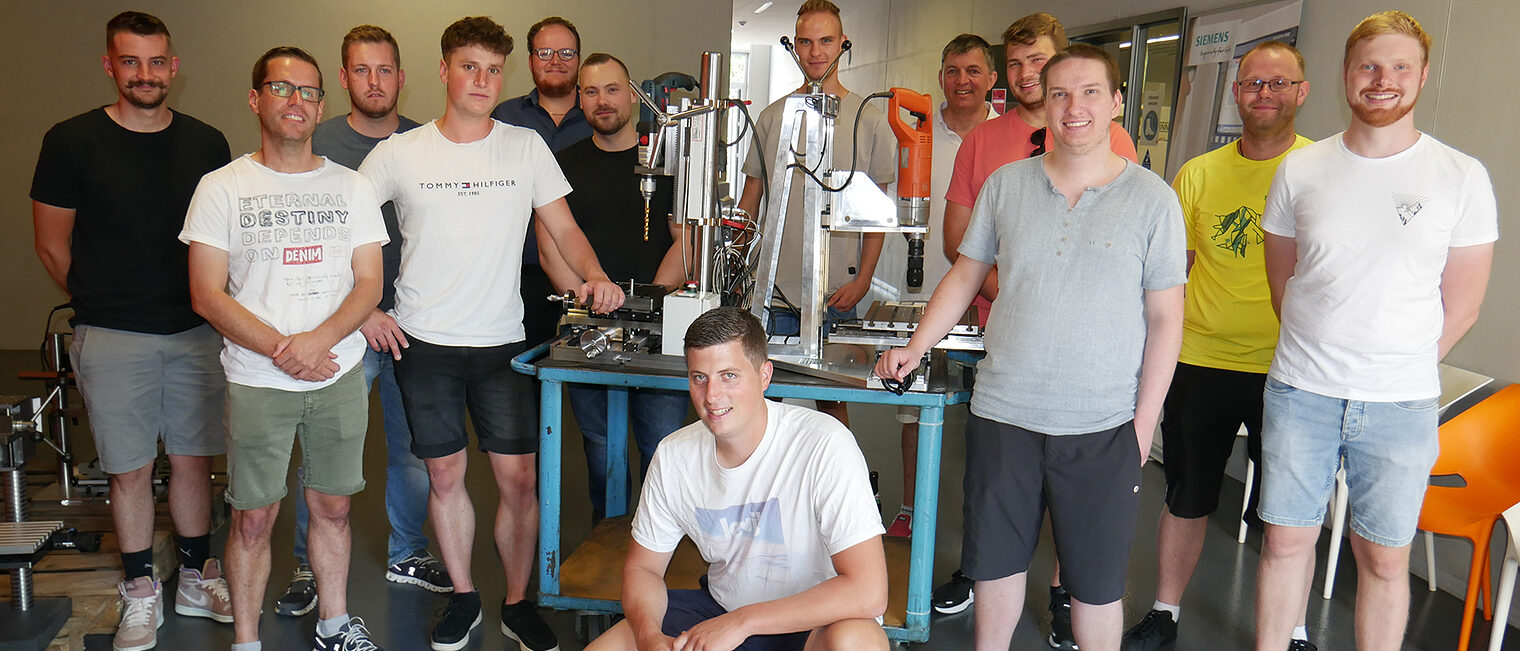 Meisterprüfung für Feinwerkmechaniker Gruppenbild nach der Meisterprüfung für Feinwerkmechaniker an der Bildungsakademie Singen, 2022
