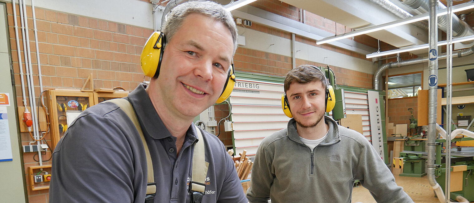 Wilfried Schäfer (links) unterrichtet in der überbetrieblichen Ausbildung in der Bildungsakademie Waldshut Lehrlinge wie Nico Straub aus Unadingen. Wilfried Schäfer, Lehrmeister für Schreiner, mit einem Schüler in der Werkstatt der Bildungsakademie Waldshut.
