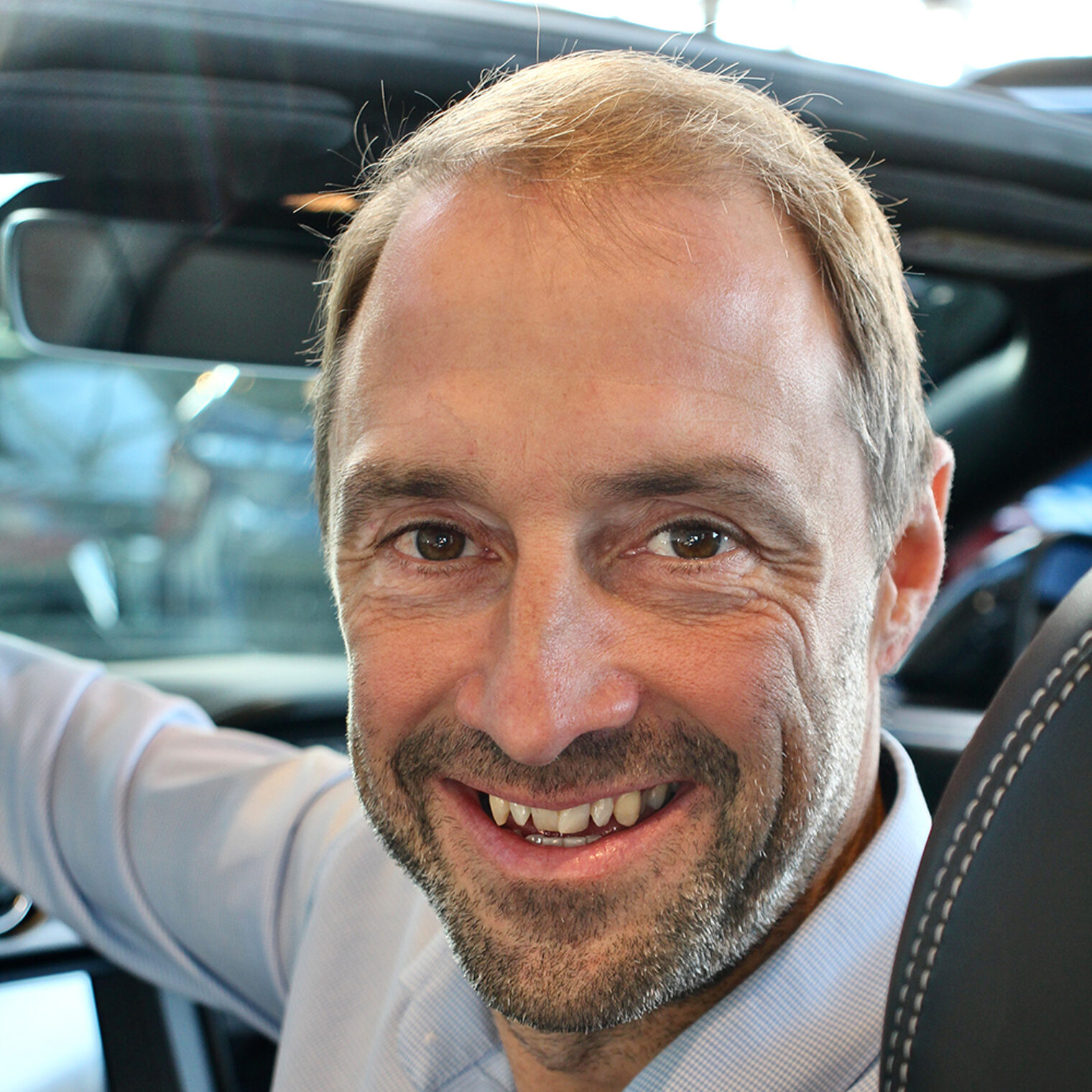 Kfz-Meister Jürgen Stadelbauer an einem Auto.