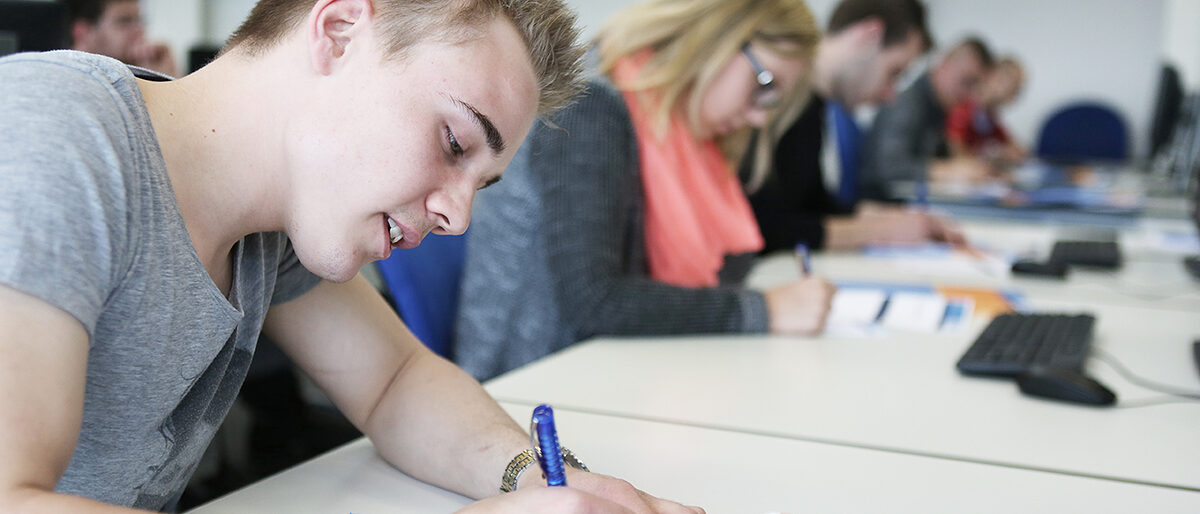 Kursteilnahme an den Bildungsakademien Schreibende Schüler vor PC