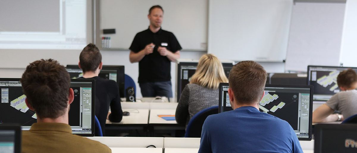 Zwischenprüfungen im Handwerk entfallen, Abschlussprüfungen finden im Juni statt. Rücken von Schülern im Klassenzimmer