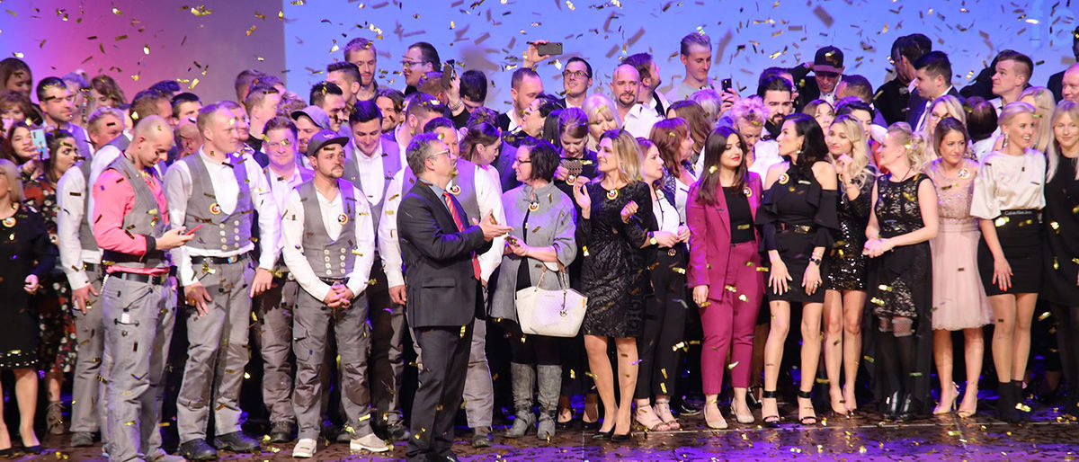 Goldregen für Meister (hier auf der Meisterfeier 2019): Ab 1. Mai 2020 gibt es die Meisterprämie. Gruppenbild mit Goldregen auf der Meisterfeier 2019