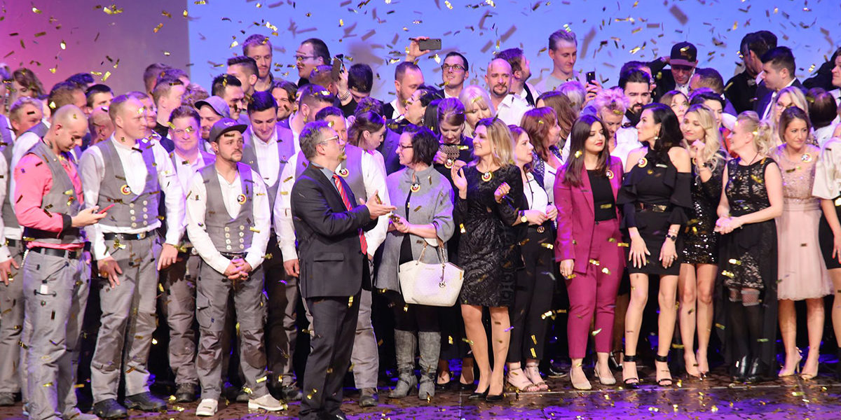 Goldregen für Meister (hier auf der Meisterfeier 2019): Ab 1. Mai 2020 gibt es die Meisterprämie. Gruppenbild mit Goldregen auf der Meisterfeier 2019