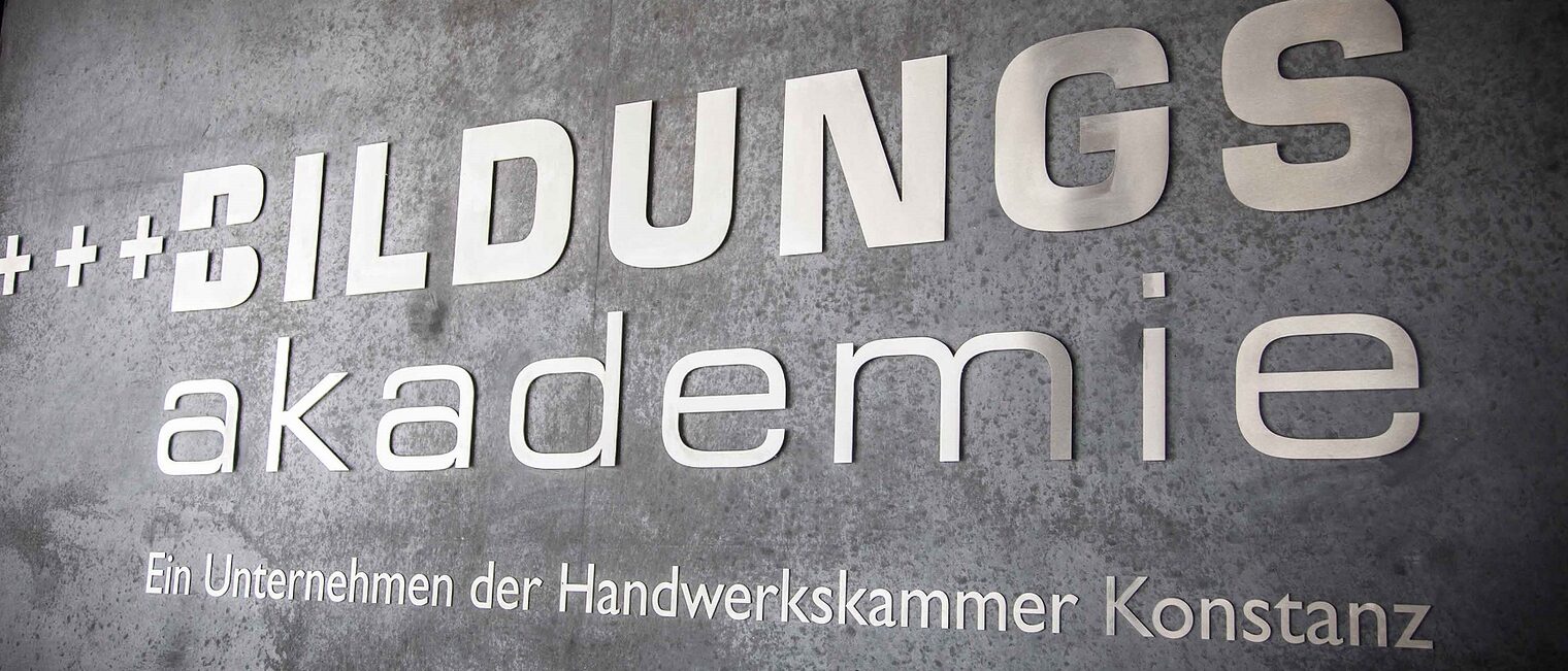 Bild der Aufschrift der BA Singen an einer Wand im Gebäude