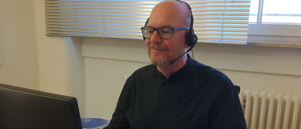 Frank Wehking ist Projektleiter für Digitalisierung im Bildungsmanagement bei der Handwerkskammer Konstanz. Frank Wehking mit Headset vor Bildschirm