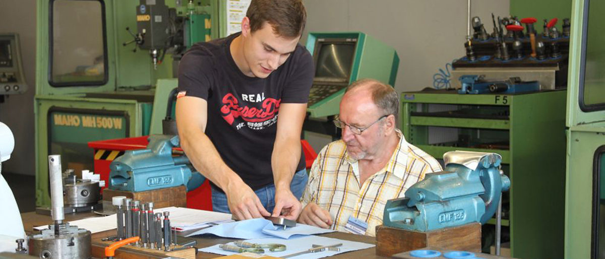 Meisterprüfung Feinwerkmechaniker 2015. Meisterprüfung Feinwerkmechaniker 2015: Meisterschüler Felix Allweiler (links) und Prüfer Rainer Küssner.
