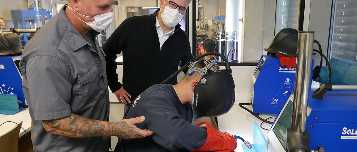 Leonardo Marques Klausmann, Michael Vostry (li), Georg Hiltner. Metallbau-Azubi Leonardo Marques Klausmann mit Lehrmeister Michael Vostry (li) und Hauptgeschäftsführer Georg Hiltner.