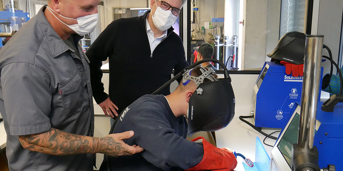 Leonardo Marques Klausmann, Michael Vostry (li), Georg Hiltner. Metallbau-Azubi Leonardo Marques Klausmann mit Lehrmeister Michael Vostry (li) und Hauptgeschäftsführer Georg Hiltner.