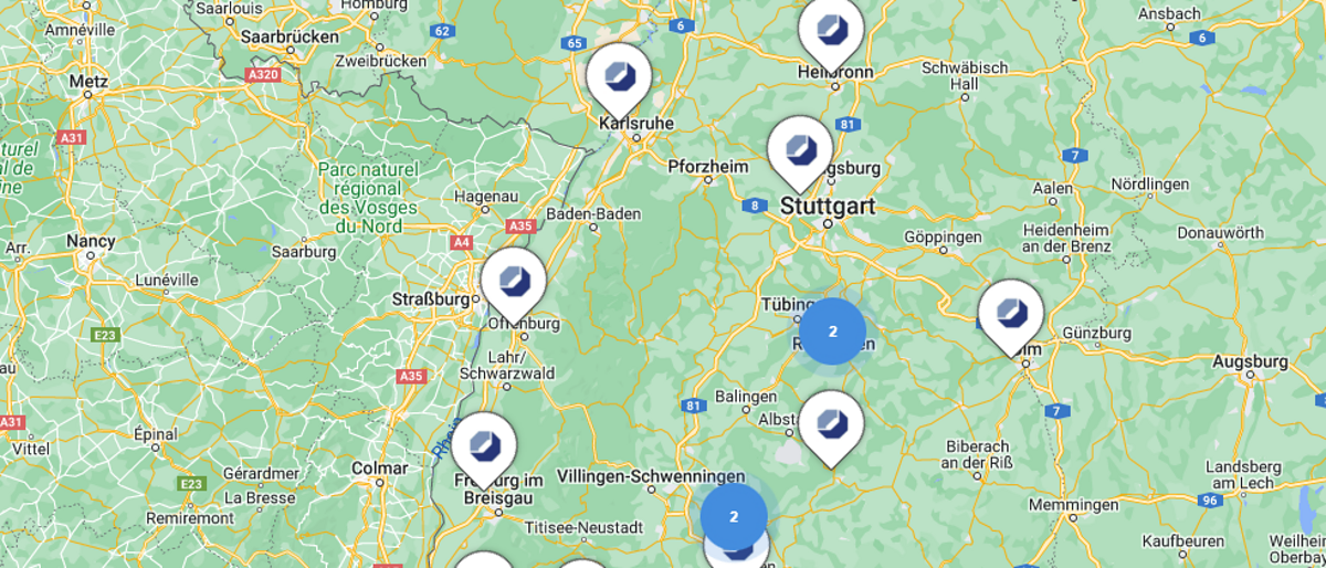 Screenshot der Plattform www.bildungsstaetten-bw.de (Landkarte von Baden-Württemberg mit Fähnchen)