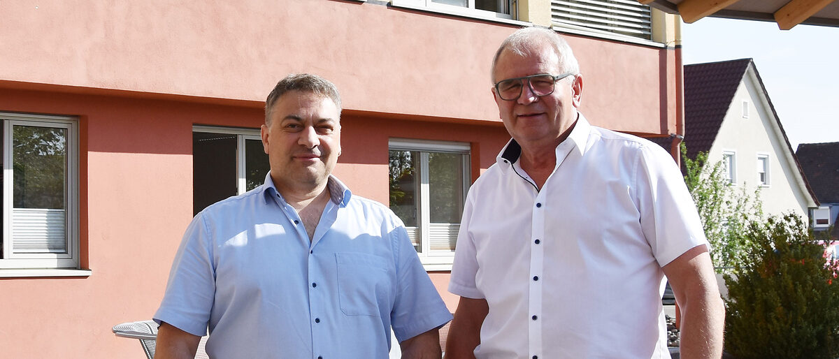 Filippo Campagna und Heiner Maute Filippo Campagna (links) und Heiner Maute vor der Bildungsakademie Rottweil im Sonnenschein.