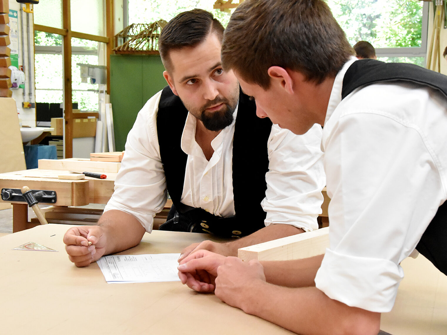 Lehrmeister für Zimmerer Richard Gundel im Gespräch mit einem Meisterschüler an der Bildungsakademie Rottweil.