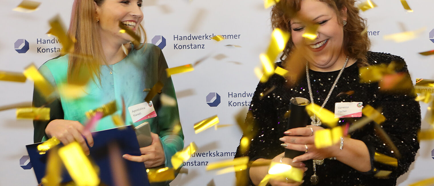 Zwei Friseurinnen auf der Meisterfeier 2022 der Handwerkskammer Konstanz im Goldregen.