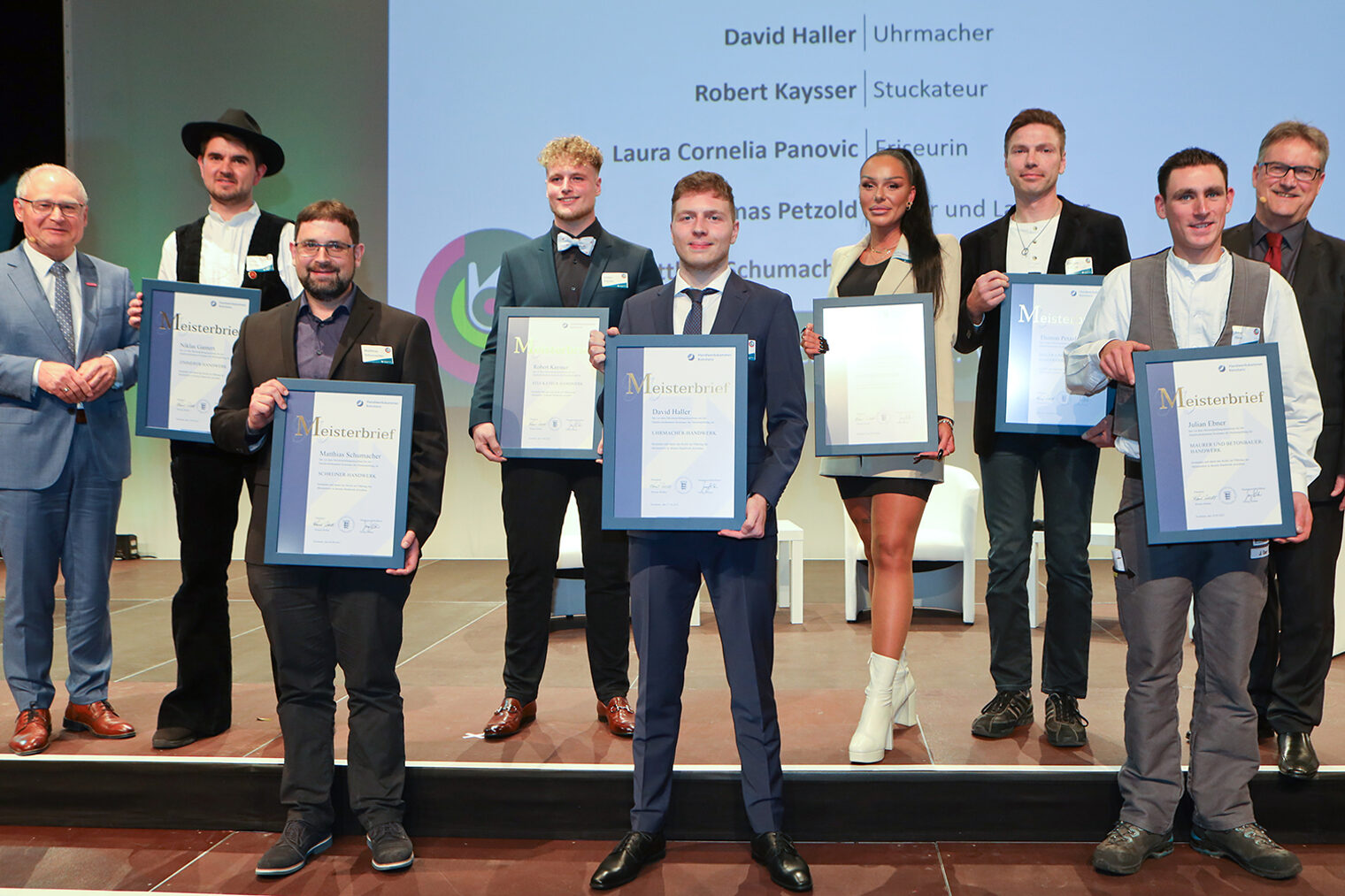 Gruppenfoto der Jahrgangsbesten auf der Meisterfeier der Handwerkskammer Konstanz