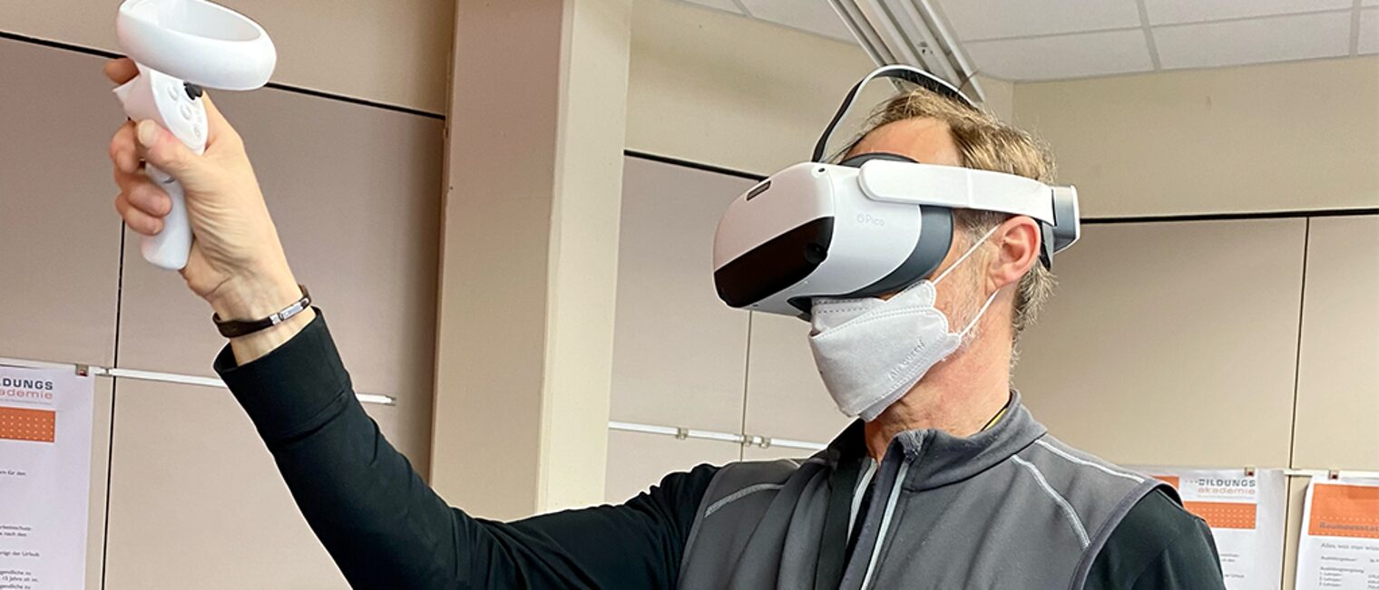 Peter Keller, Lehrmeister Elektrotechnik der Bildungsakademie Rottweil trägt eine virtual Reality Brille. 