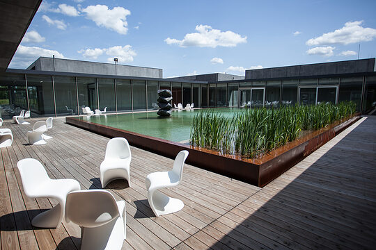 Innenhof der Bildungsakademie Singen mit Wasserbecken im Sonnenschein.