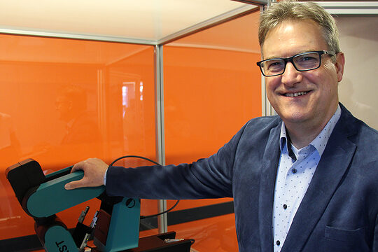Georg Hiltner, Hauptgeschäftsführer der Handwerkskammer Konstanz, mit Roboter "HORST" in der Bildungsakademie Singen.
