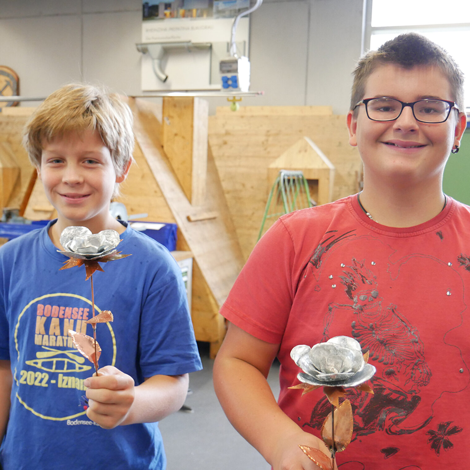 Zwei Schüler mit Metall-Rose in der Hand, im Rahmen der Berufsorientierung (Klempner) an der Bildungsakademie Singen.