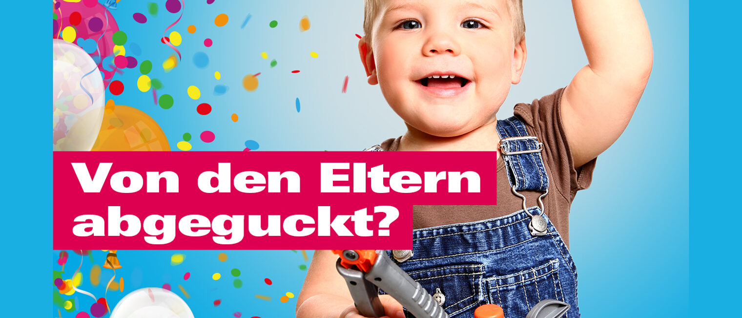 Als Bauarbeiter verkleideter kleiner Junge mit Luftballons, Girlanden und Konfetti (Symbolbild für Fastnacht)