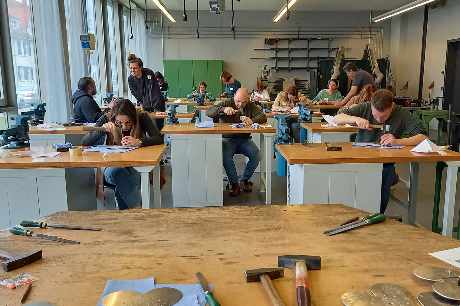 Fortbildung im Handwerk: Schulsozialarbeiter in der Metallwerkstatt der Bildungsakademie Singen.