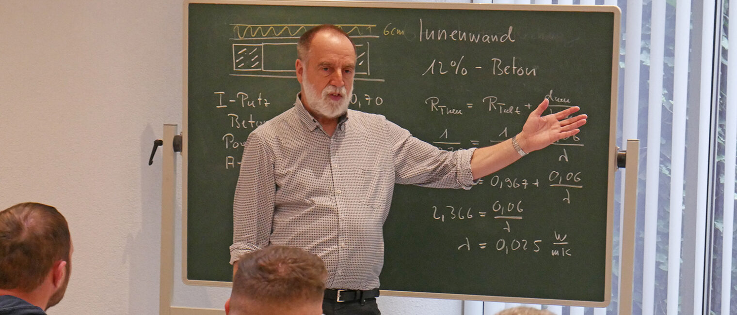 Dozent Tobias Gnann bei einem Kurs für Gebäudeenergieberater in der Bildungsakademie Rottweil.