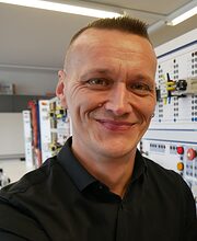 Portrait Elektromeister Alexander Feist.