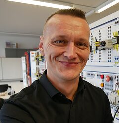 Portrait Elektromeister Alexander Feist.