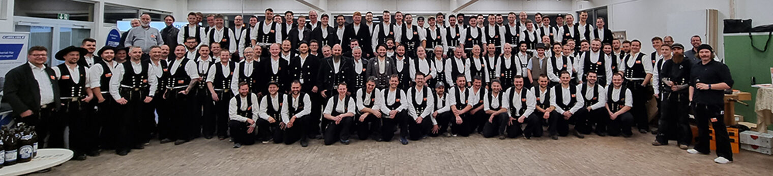 Großes Gruppenbild mit allen 130 Teilnehmern des Zimmerer-Treffs 2024 in Rottweil. 