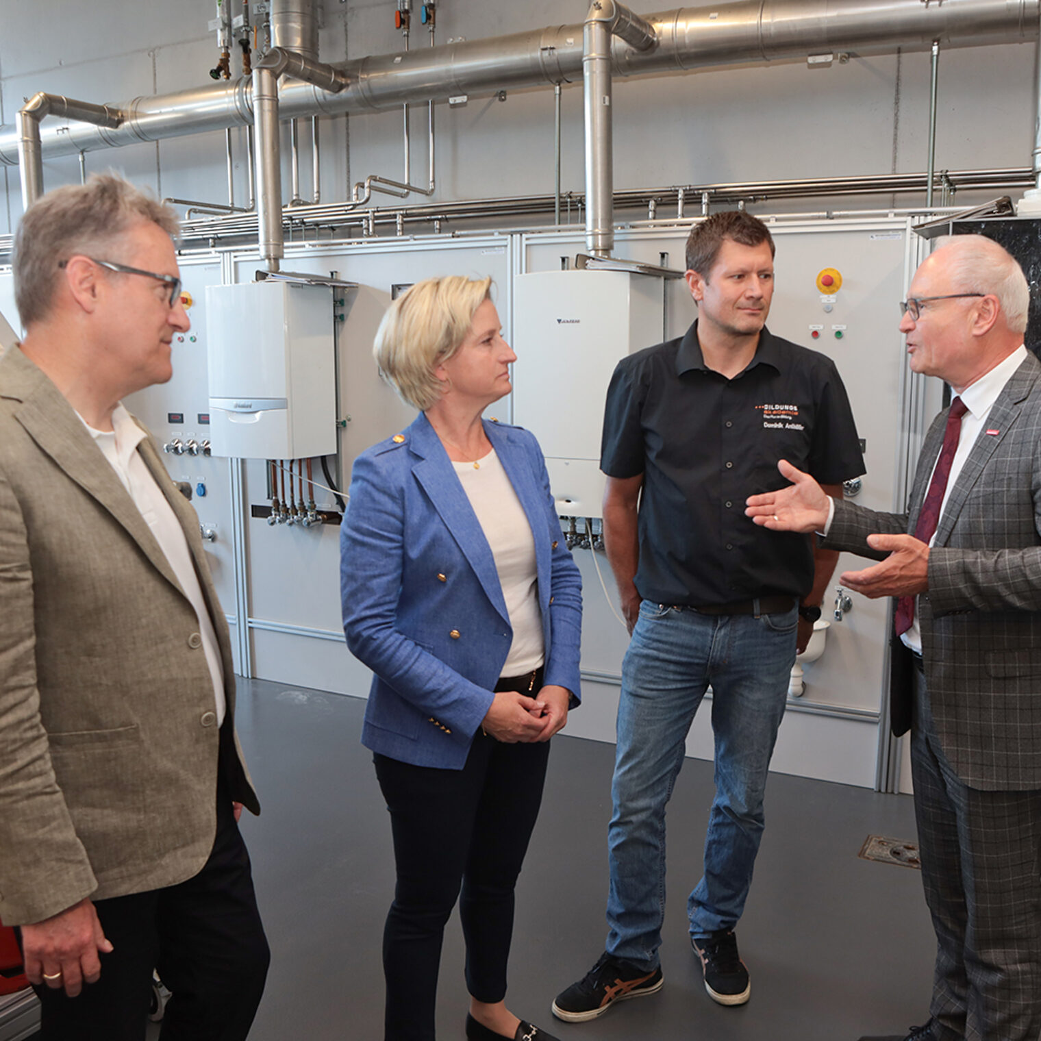 Nicole Hoffmeister-Kraut im Gespräch mit Georg Hiltner, Dominik Anthöfer (Lehrmeister SHK) und Werner Rottler.