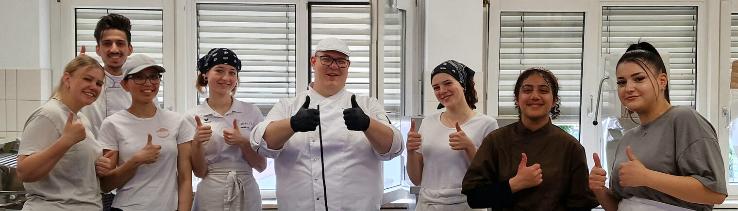 Auszubildende der überbetrieblichen Ausbildung für Konditoren in der Backstube der Bildungsakademie Rottweil.