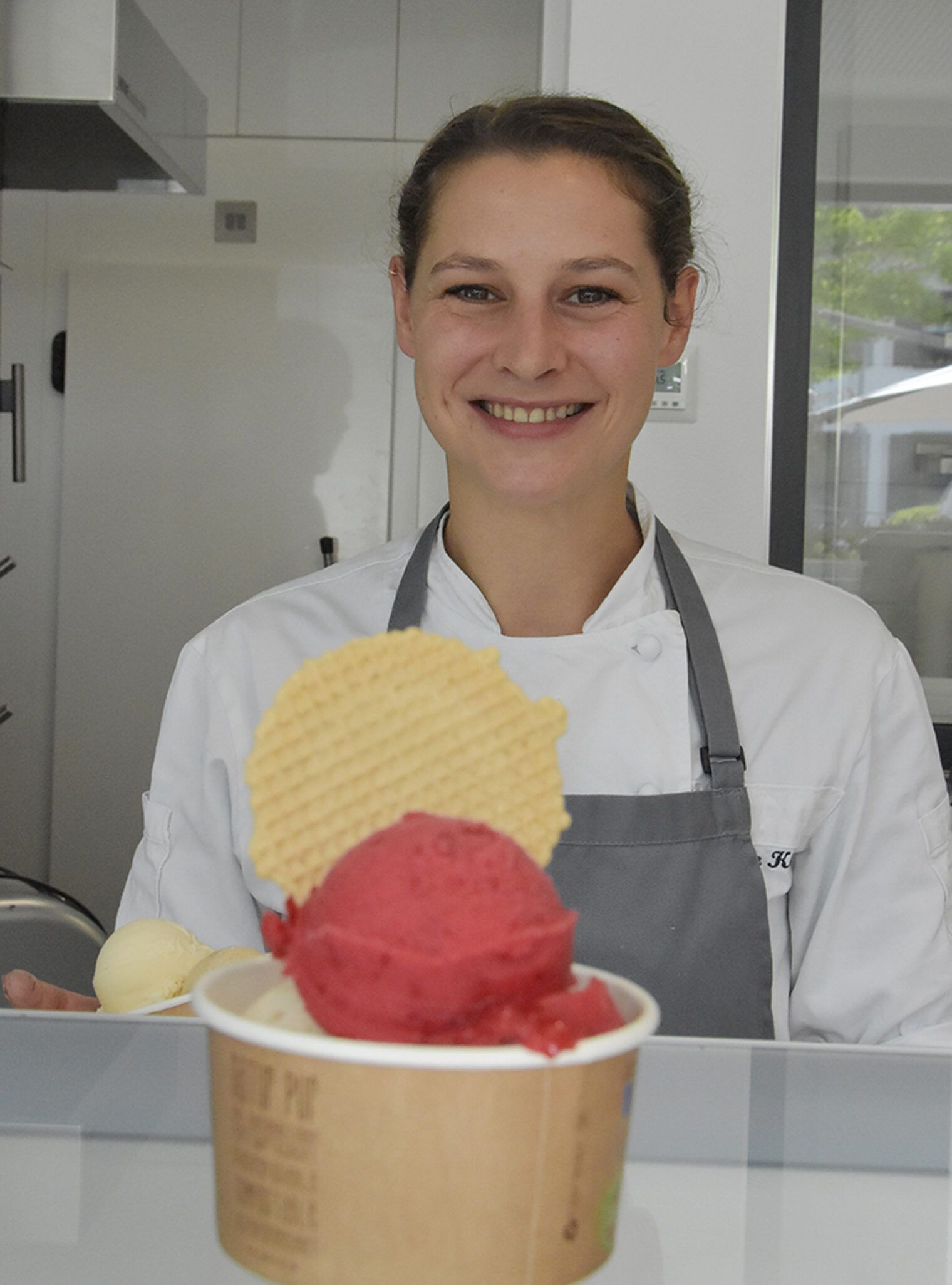 Konditormeisterin Natalie Kilgus präsentiert einen Eisbecher.
