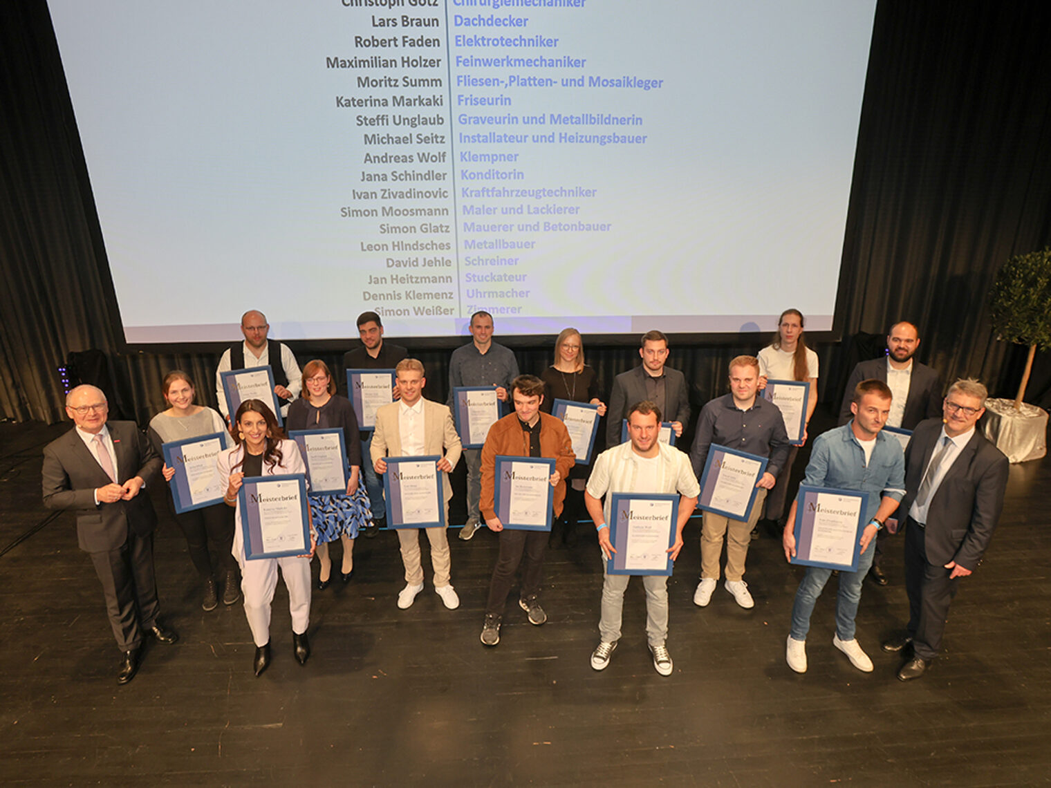 Gruppenbild der besten Meisterinnen und Meister der Handwerkskammer Konstanz 2024