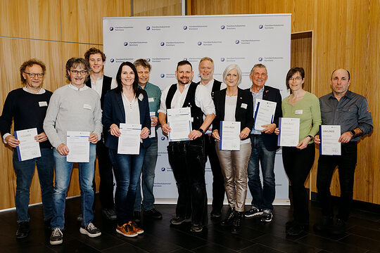 Gruppenbild der ersten Absolventen des Zertifikatslehrgangs Nachhaltigkeits- und Klimaschutzmanager/-in im Handwerk.