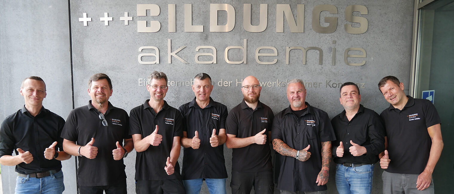 Gruppenbild der Lehrmeister der Bildungsakademie Singen vor dem Gebäude.