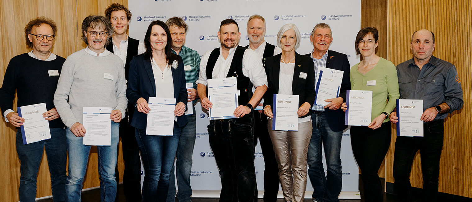 Gruppenbild der ersten Absolventen des Zertifikatslehrgangs Nachhaltigkeits- und Klimaschutzmanager/-in im Handwerk.