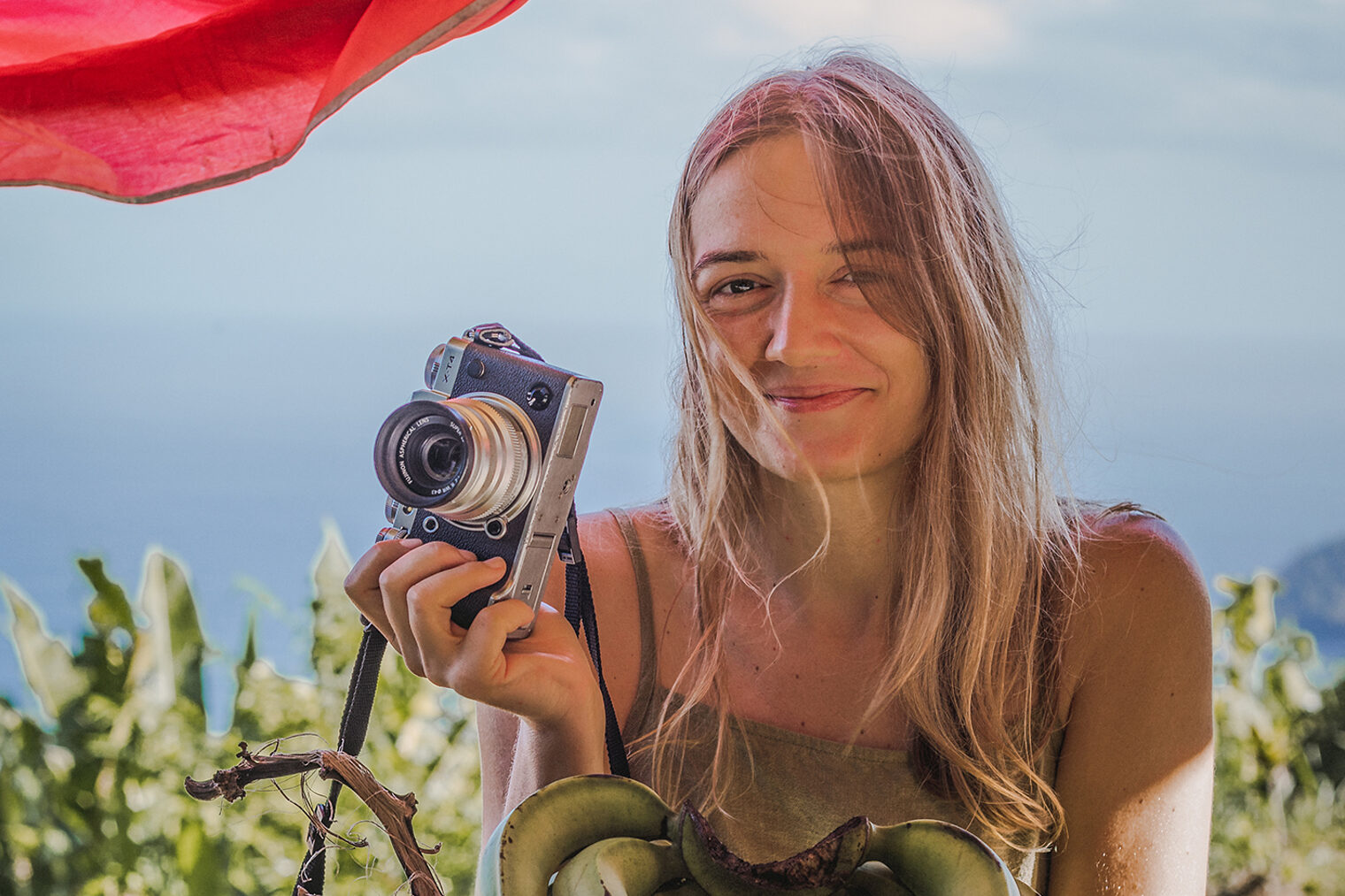 Portrait der Fotografin Denise Speck mit Fotoapparat in der Hand