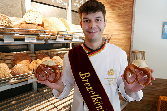 Brezelkönig Luca Stadelhofer in der Bäckerei