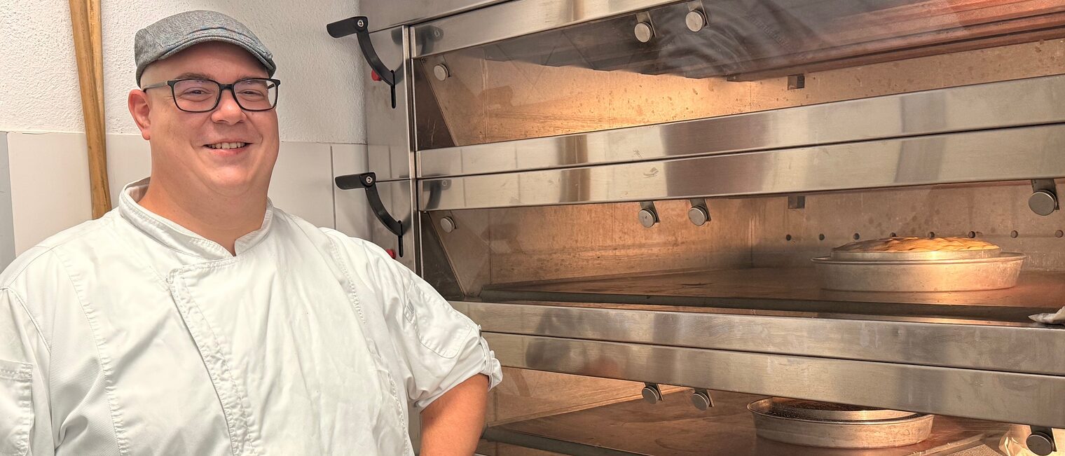 Bäcker-Lehrmeister Simon Rapp vor einem Ofen in der Backstube der Bildungsakademie Rottweil.