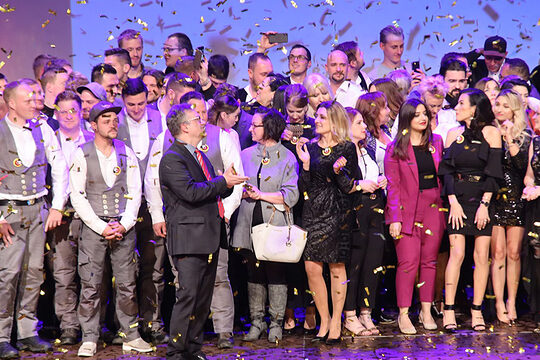 Gruppenbild mit Goldregen auf der Meisterfeier 2019