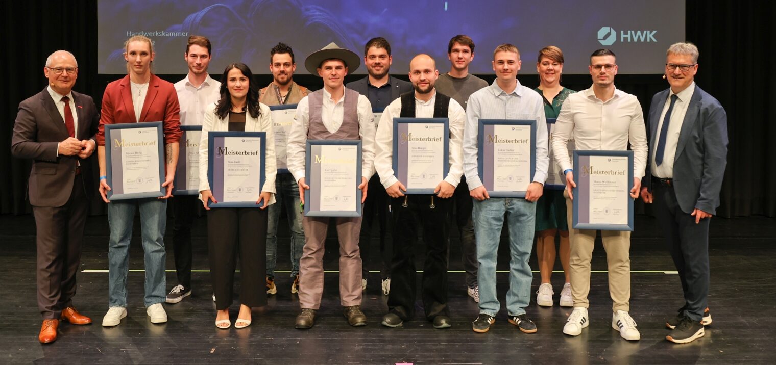 Gruppenfoto der besten Meister 2025 auf der Meisterfeier der Handwerkskammer Konstanz.
