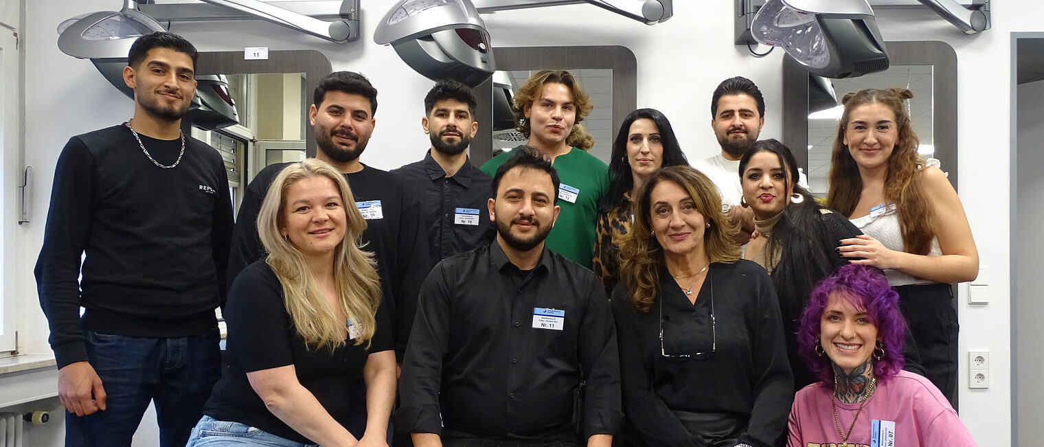 Gruppenfoto der Friseurmeister 2025 der Handwerkskammer Konstanz, im Friseursalon der Bildungsakademie Rottweil.