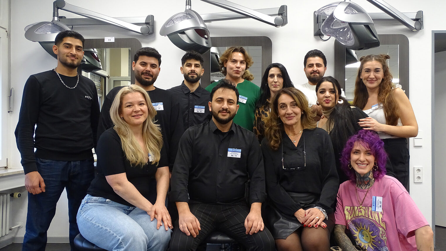 Gruppenfoto der Friseurmeister 2025 der Handwerkskammer Konstanz, im Friseursalon der Bildungsakademie Rottweil.