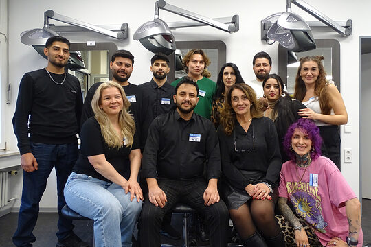 Gruppenfoto der Friseurmeister 2025 der Handwerkskammer Konstanz, im Friseursalon der Bildungsakademie Rottweil.