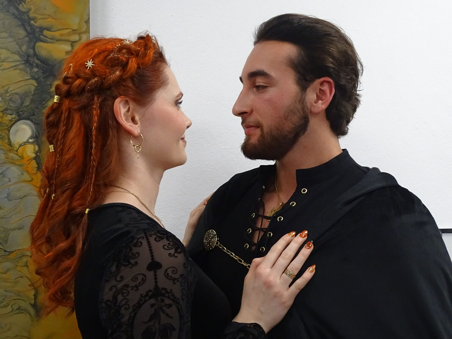 Projektarbeit Friseurmeister 2025 zum Thema Flamenco: Frau mit Hochsteckfrisur umarmt einen Mann.