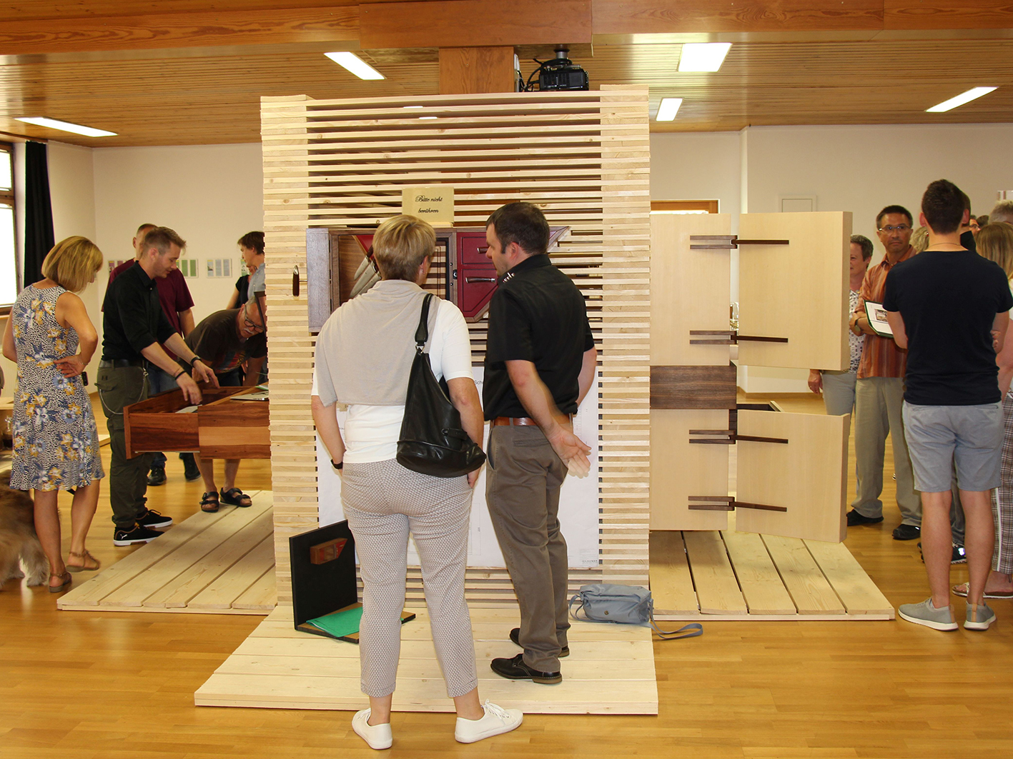 Besucher der Meisterstückausstellung beim Schreinertag 2019 der Handwerkskammer Konstanz.
