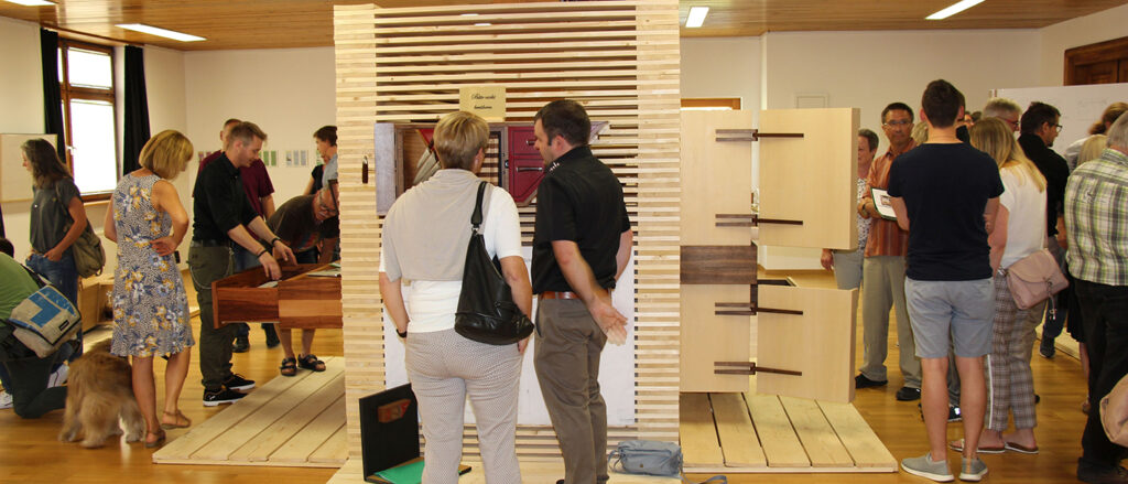 Besucher der Meisterstückausstellung beim Schreinertag 2019 der Handwerkskammer Konstanz in der Bildungsakademie Waldshut.