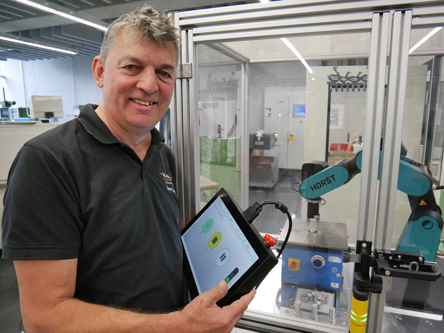 Portrait von Bernd Linder in der Lehrwerkstatt für Feinwerkmechanik.