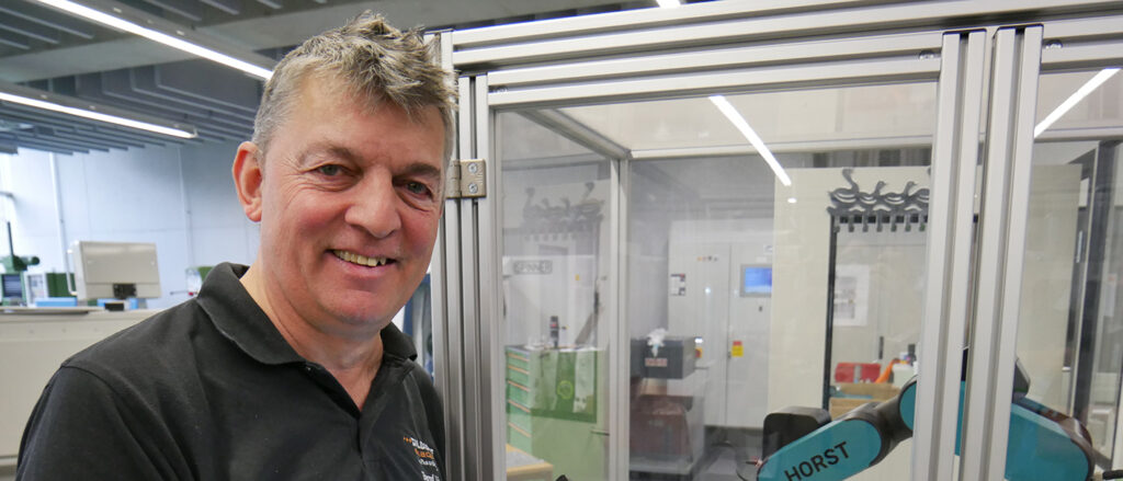 Portrait von Bernd Linder in der Lehrwerkstatt für Feinwerkmechanik.