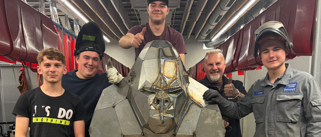 Gruppenbild mit Azubis, Gorilla und Schweißlehrer