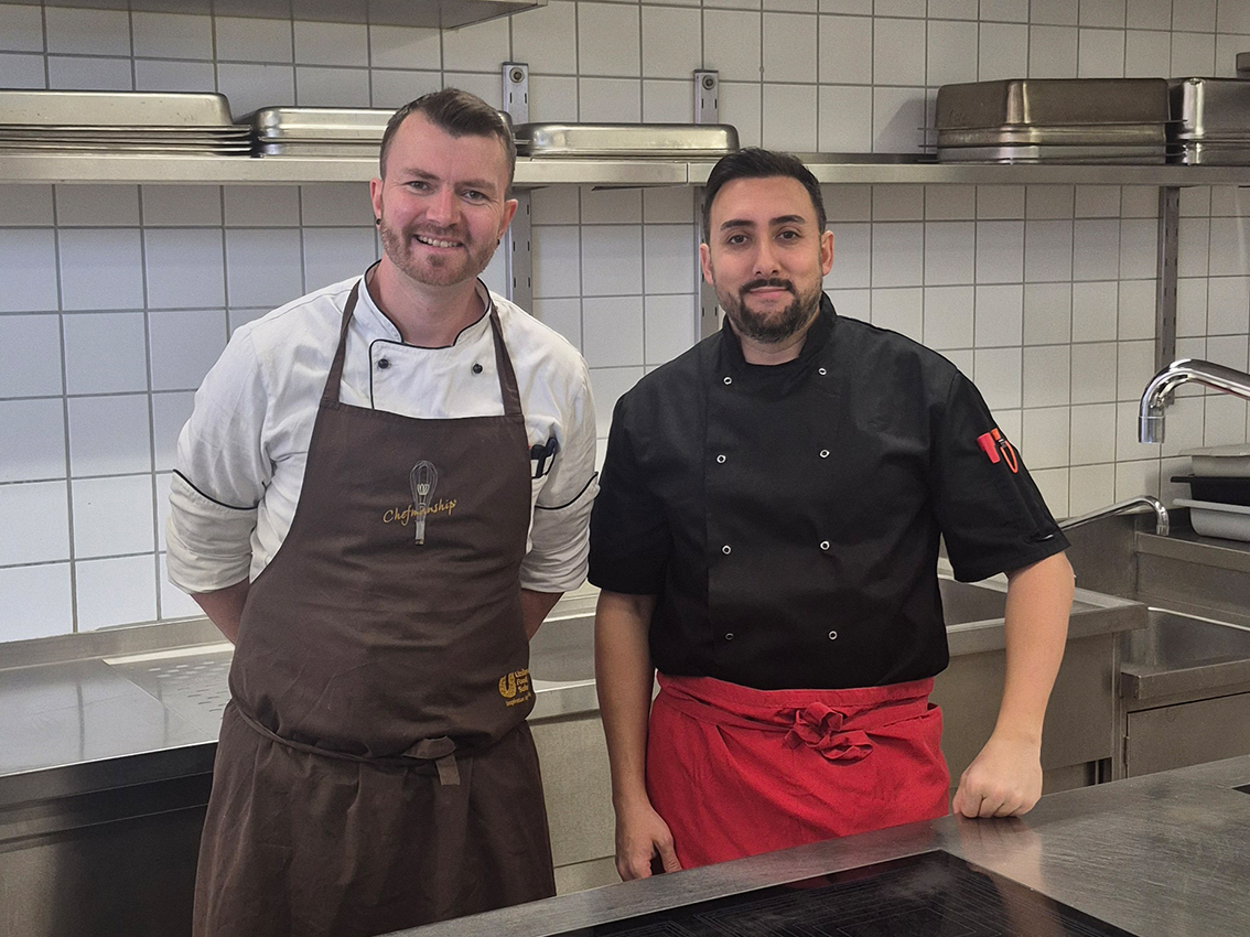 Christian Kaiser und Manuel Garcia stehen in der Küche der Kantine der Bildungsakademie Rottweil.