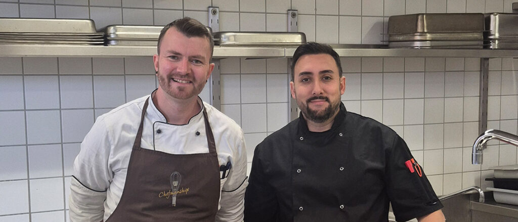 Christian Kaiser und Manuel Garcia stehen in der Küche der Kantine der Bildungsakademie Rottweil.